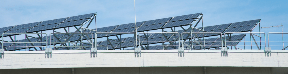 Des panneaux solaires avec un usage professionnel : mis sur le toit d'un bâtiment pour autoconsommation solaire
